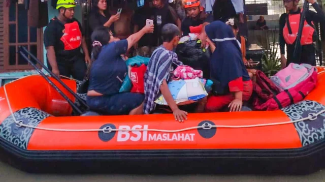 BSI Maslahat Respon Cepat Tangani Banjir di Karawang dan Rawa Buaya