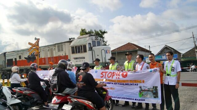 KAI Daop 7 Madiun Gandeng Taruna dan Taruni PPI, Perkuat Edukasi Keselamatan di Perlintasan Sebidang