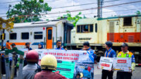 KAI Daop 1 Jakarta Bersama Komunitas Railfans Gencarkan Sosialisasi Keselamatan di Perlintasan Sebidang JPL 38 Stasiun Kramat