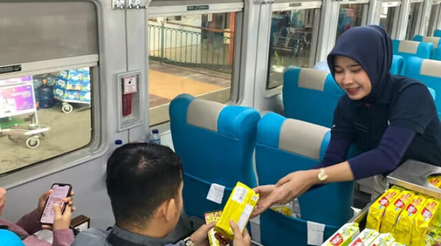 KAI Services Siaga Layani Service Recovery bagi Penumpang Terdampak Keterlambatan Akibat Banjir Jalur Semarang