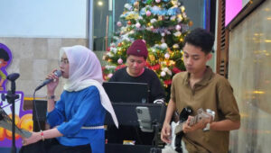 Libur Nataru Makin Berkesan, KAI Daop 7 Madiun Hadirkan Live Music di Stasiun Madiun