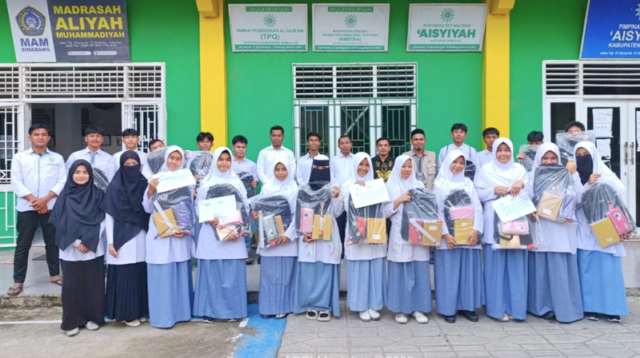 BSI Maslahat Berikan Perlengkapan Sekolah untuk Anak Nelayan Kabupaten Simeulue