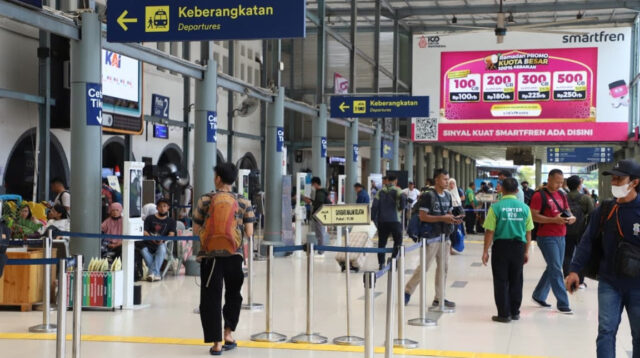 Hujan Ekstrem Rendam Jalur Semarang, Sejumlah KA Tujuan Jakarta Alami Keterlambatan