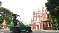Yuk Kenalan dengan Rino, Mesin Sweeper Andalan KAI Services untuk Membersihkan Area TMII
