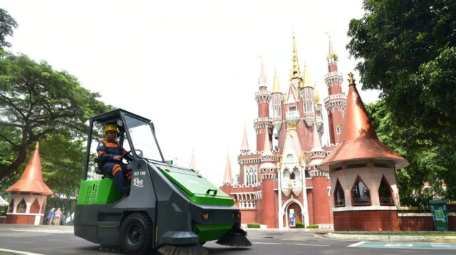 Yuk Kenalan dengan Rino, Mesin Sweeper Andalan KAI Services untuk Membersihkan Area TMII