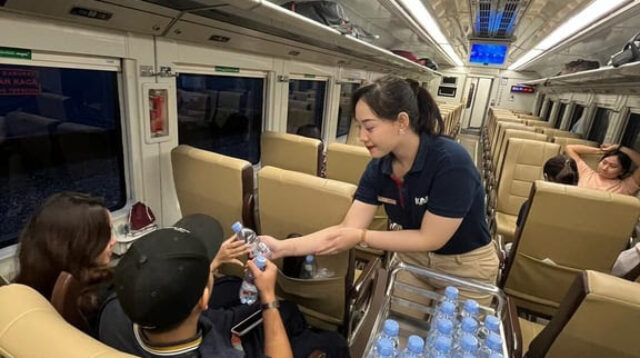 KAI Services Siaga Layani Service Recovery bagi Penumpang Terdampak Keterlambatan Akibat Banjir Jalur Semarang