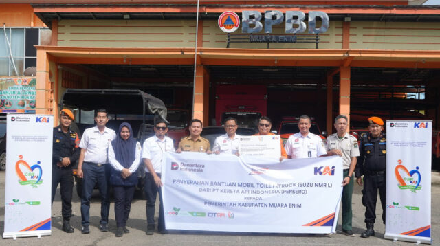 Tutup Tahun 2025, KAI Divre III Salurkan CSR Mobil Toilet untuk Kabupaten Muara Enim