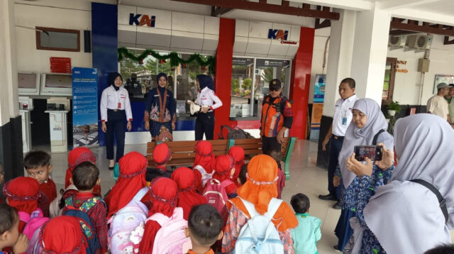Tanamkan Budaya Keselamatan Sejak Dini, KAI Daop 4 Semarang Gelar Edukasi Perkeretaapian di Stasiun Cepu