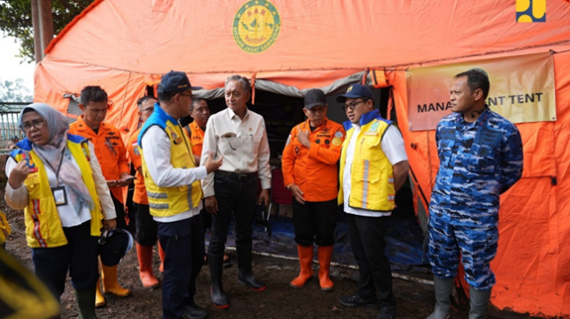 Tinjau Penanganan Longsor di Cisarua, Menteri Dody Instruksikan Balai Kementerian PU di Jawa Barat Siaga Penuh Dukung Evakuasi Longsor Cisarua