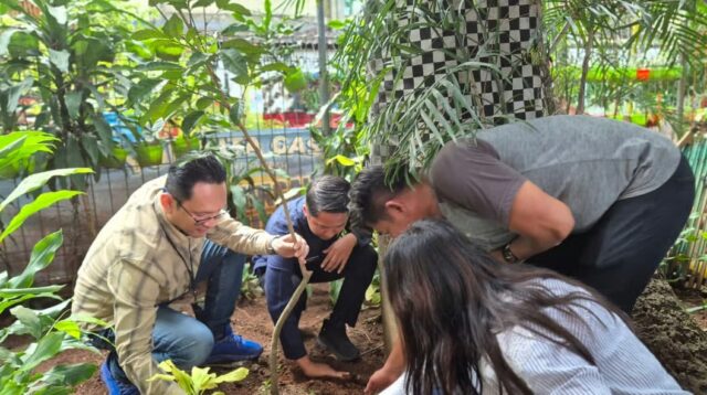 BRI BO Tanah Abang Region 6/Jakarta 1 Laksanakan Aksi Sosial Penanaman Pohon di RPTRA Kampung Bali
