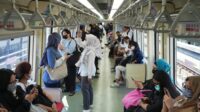 Jam Sibuk LRT Jabodebek: Ketika Duduk dan Berdiri Menjadi Ruang Bersama