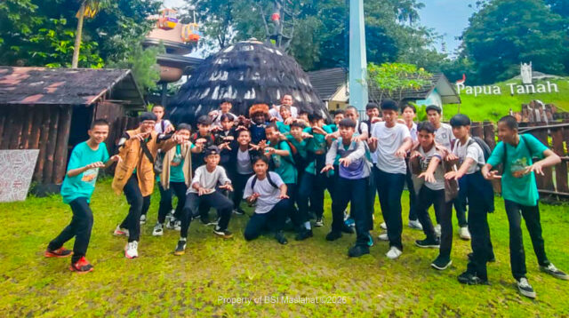 BSI Maslahat Ajak 55 Anak Yatim Berwisata Edukatif ke Taman Mini Indonesia Indah 