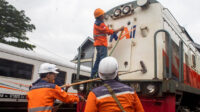 Wujudkan Kecintaan terhadap Moda Transportasi Kereta Api, KAI Daop 4 Semarang dan Komunitas Railfans Tegal Adakan Cuci Lokomotif dan Kereta Bersama