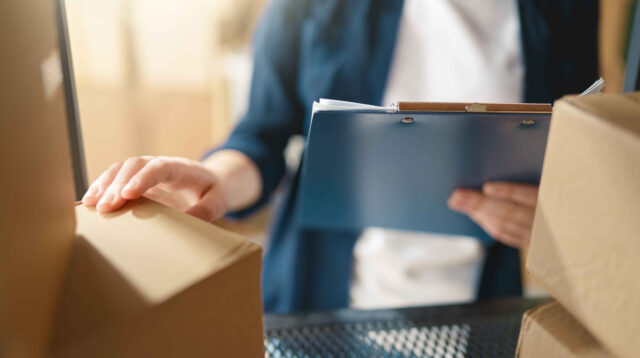 Deadline Mepet? Ini Solusi Pengiriman Dokumen Luar Negeri Super Cepat!