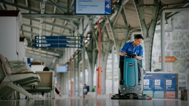 Ride On Scrubber, Si Kecil Andalan Resclean Buat Lantai Stasiun Bersih