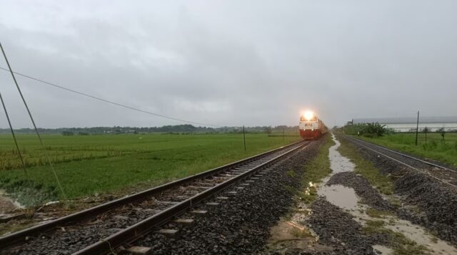 Jalur KA Tegowanu – Brumbung Aman Dilalui Usai Genangan Surut dan Dilakukan Penanganan Tim Daop 4, Perjalanan KA Normal Kembali