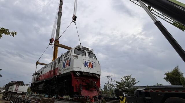 Sinergi Persiapan Angkutan Lebaran, KAI Logistik Kirim 12 Lokomotif ke Pulau Jawa