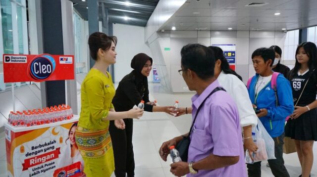 KAI Bandara Fasilitasi Penumpang Berbuka Puasa di Stasiun dan Dalam Kereta
