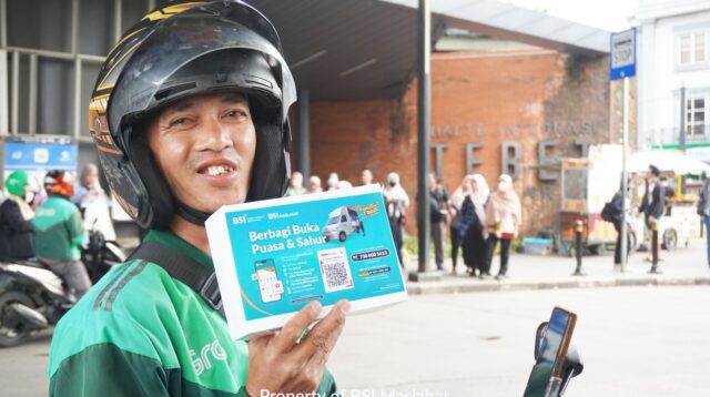 BSI Maslahat Berbagi Paket Buka Puasa di tengah Padatnya Stasiun Tebet