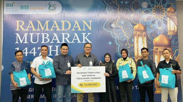 BSI Maslahat bersama IIK BSI Makassar Gelar Infak Tebus Murah Sembako  untuk 422 Pegawai Dasar