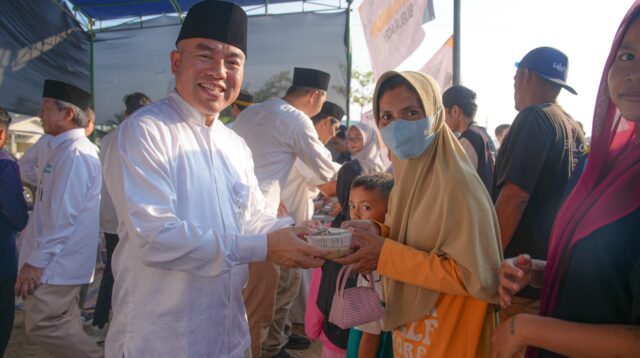 BSI dan BSI Maslahat Bagikan Bubur Aceh Sebagai Makanan Berbuka Puasa  Warga Huntara di Tamiang Aceh