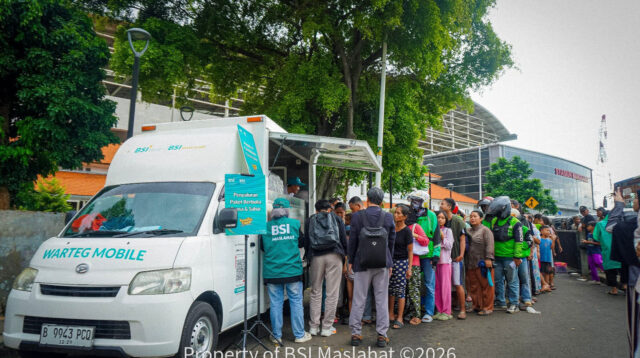 Di Tengah Padatnya Pemukiman Penduduk BSI Maslahat salurkan 1.500 paket berbuka puasa di stasiun manggarai