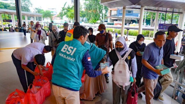 Saat Banyak Orang Masih di Perjalanan, BSI Maslahat Hadirkan 1.500Paket Buka Puasa Gratis di Stasiun Tanah Abang