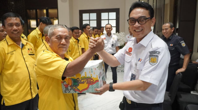 KAI Salurkan 580 Paket Sembako melalui TJSL sebagai Bentuk Kepedulian terhadap Pekerja Pendukung Layanan