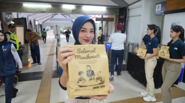KAI Daop 2 Bandung Berikan Takjil Gratis untuk Penumpang KA Jarak Jauh Selama Masa Angkutan Lebaran 2026