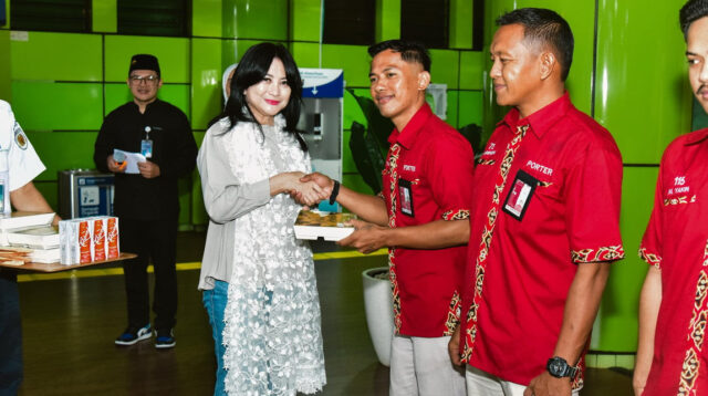 KAI Services Gelar Kegiatan Buka Bersama Porter Serentak di 15 Stasiun