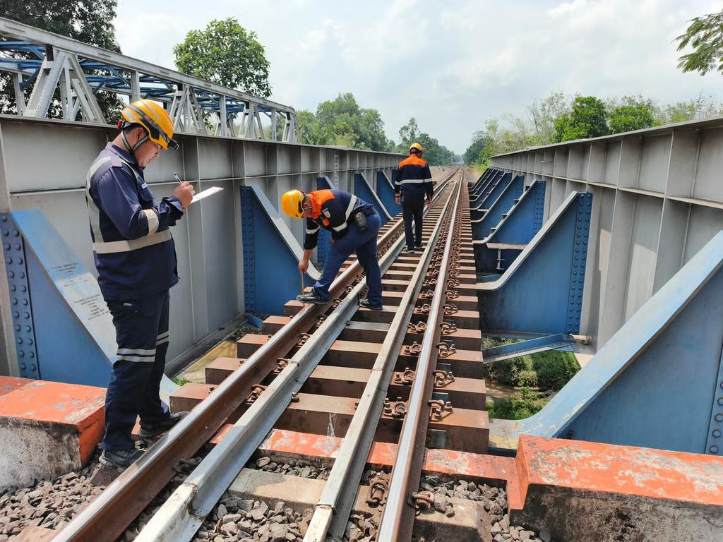 Pegawai KAI Tidak Libur Lebaran Demi Menjamin Kelancaran Mudik dan Pasokan Energi Nasional Pegawai KAI Tidak Libur Lebaran Demi Menjamin Kelancaran Mudik dan Pasokan Energi Nasional