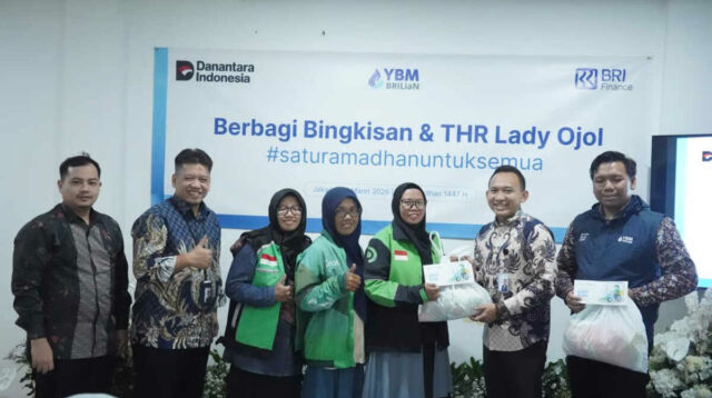 Peduli Perjuangan Lady Ojol Jabodetabek, BRI Finance Bagikan Sembako dan THR