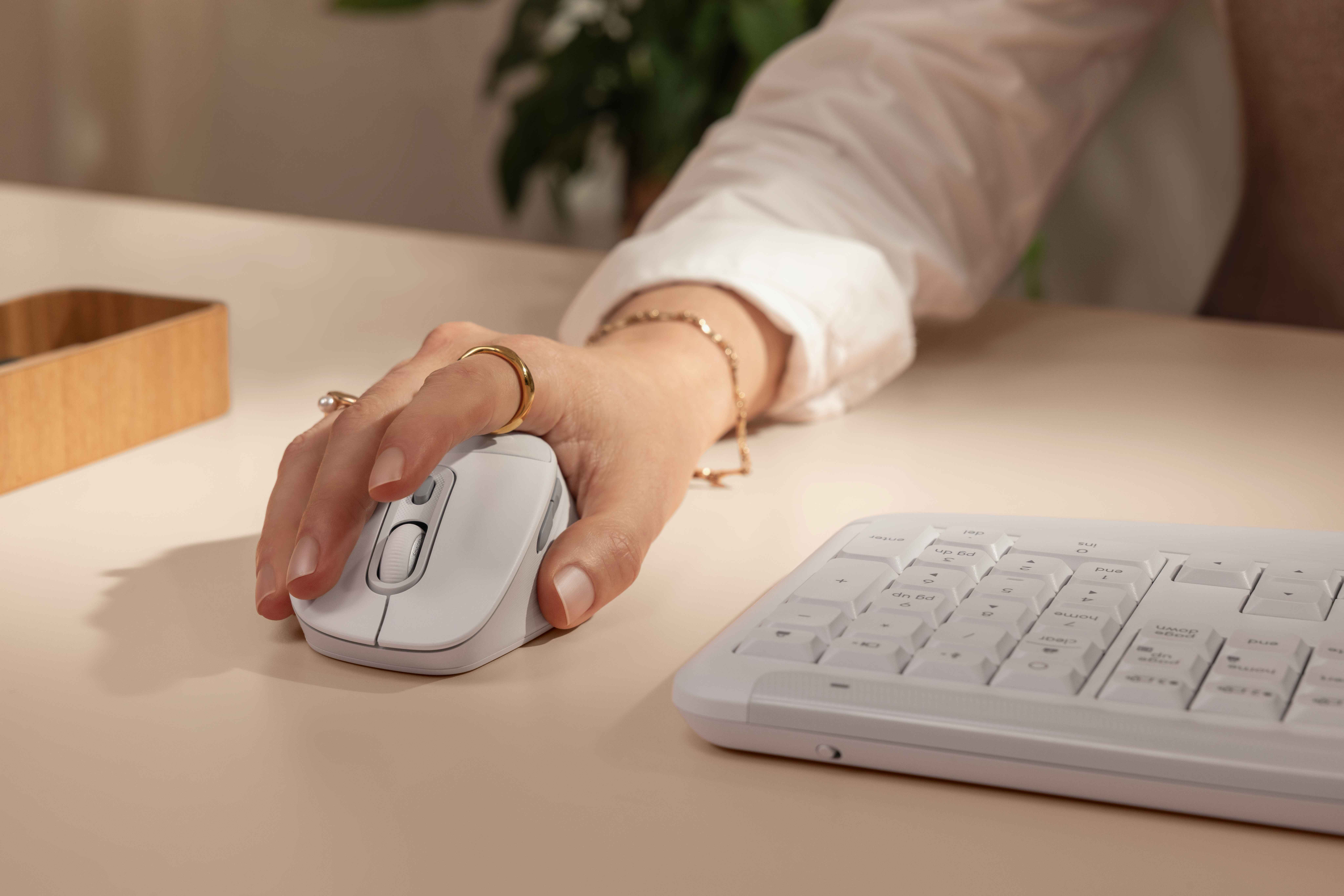 Logitech Meluncurkan Lini Produk Signature Comfort Plus: Kenyamanan Ekstra untuk Hari Kerja yang Terasa Panjang Logitech Meluncurkan Lini Produk Signature Comfort Plus: Kenyamanan Ekstra untuk Hari Kerja yang Terasa Panjang