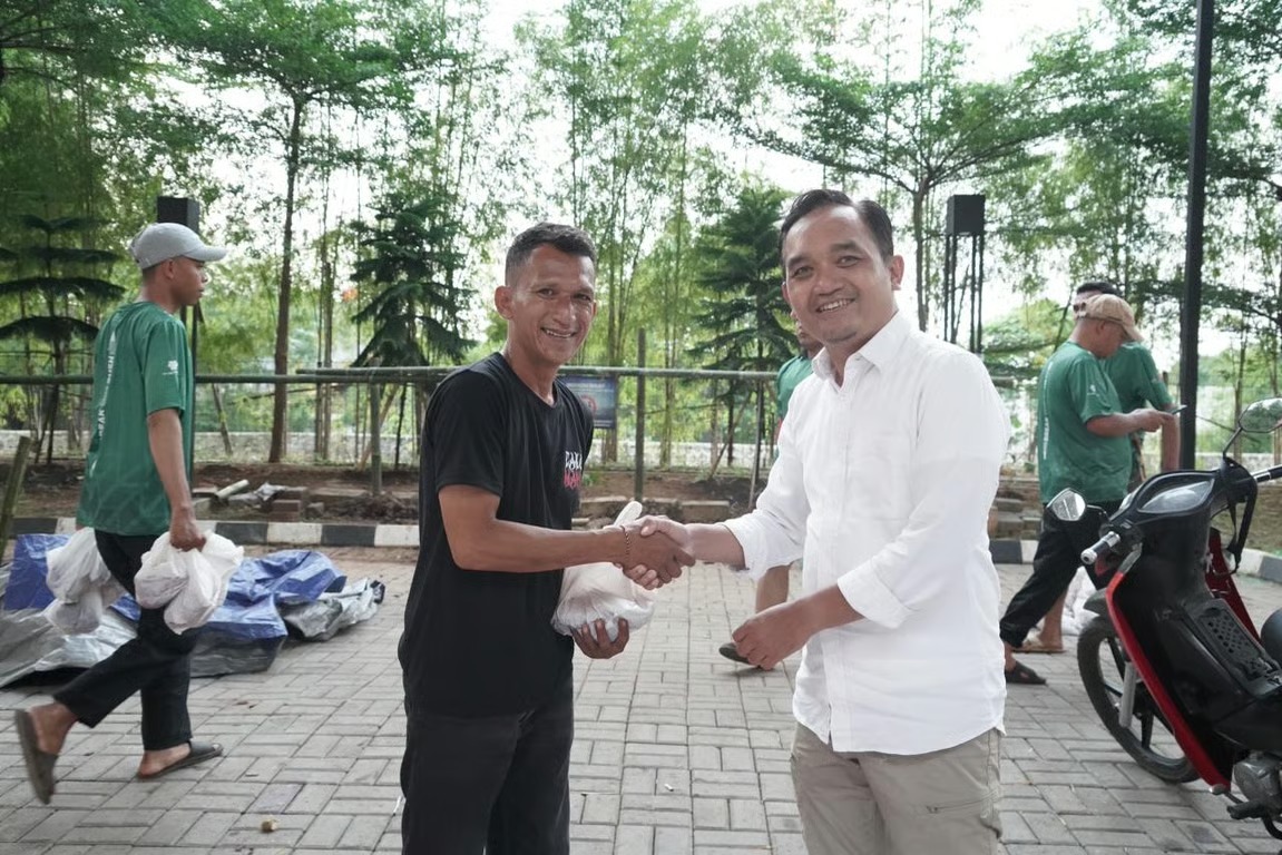 Momen Iduladha, LRT Jabodebek Distribusikan Daging Kurban kepada Warga & Yayasan Sekitar Operasional Momen Iduladha, LRT Jabodebek Distribusikan Daging Kurban kepada Warga & Yayasan Sekitar Operasional