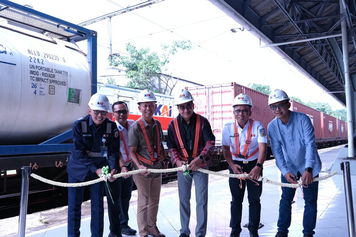 Moda Kereta Api Makin Bersaing, KAI Logistik Luncurkan 2 Rangkaian KA Kontainer Baru Moda Kereta Api Makin Bersaing, KAI Logistik Luncurkan 2 Rangkaian KA Kontainer Baru