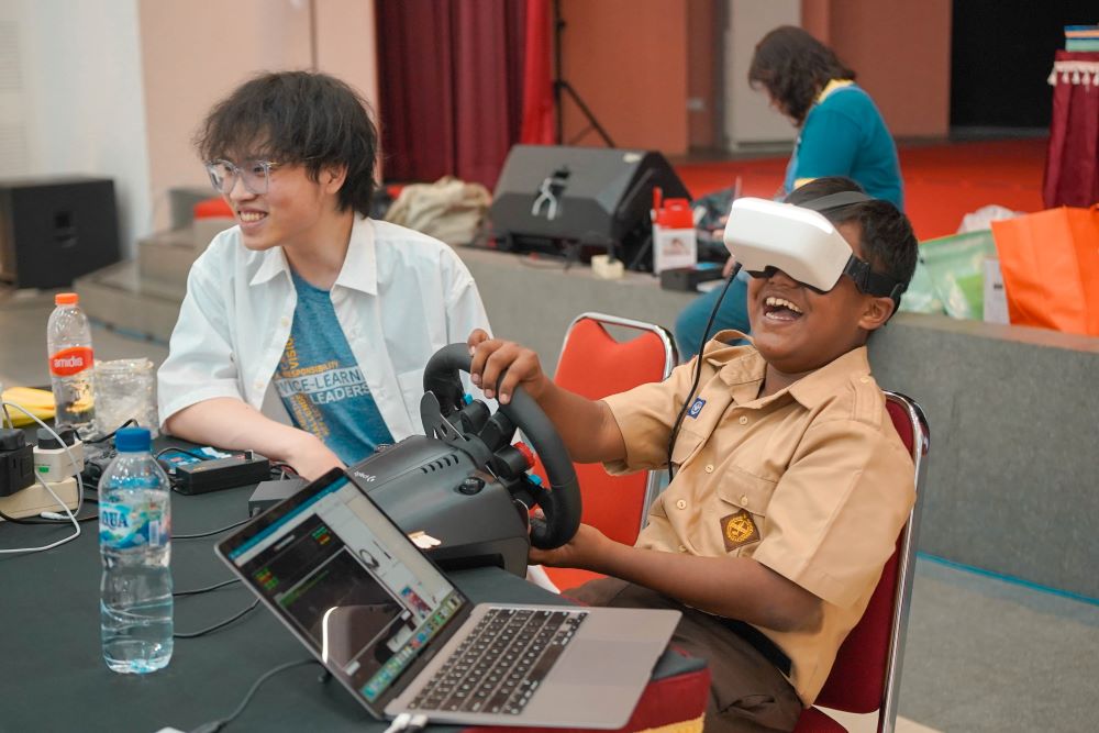 UKDW dan PolyU Bekali Siswa SMP Yogyakarta dengan Literasi Digital melalui Program EEE UKDW dan PolyU Bekali Siswa SMP Yogyakarta dengan Literasi Digital melalui Program EEE