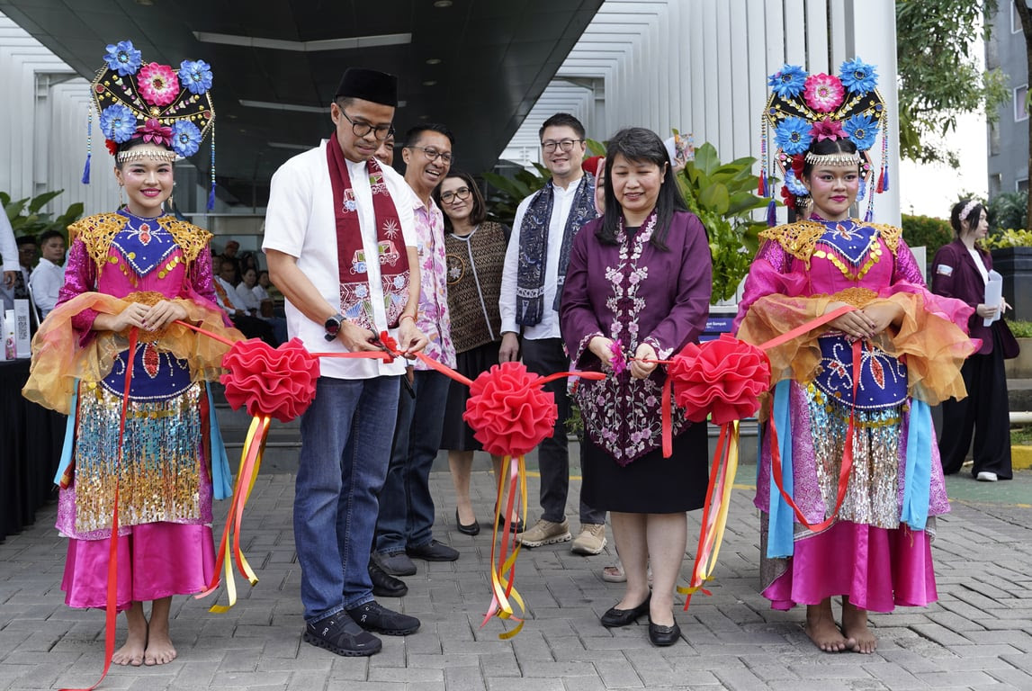 Ribuan Warga Menyaksikan Kemeriahan Flower Parade JIFF 2026, Dorong Kebangkitan Pasar Bunga Rawa Belong Ribuan Warga Menyaksikan Kemeriahan Flower Parade JIFF 2026, Dorong Kebangkitan Pasar Bunga Rawa Belong
