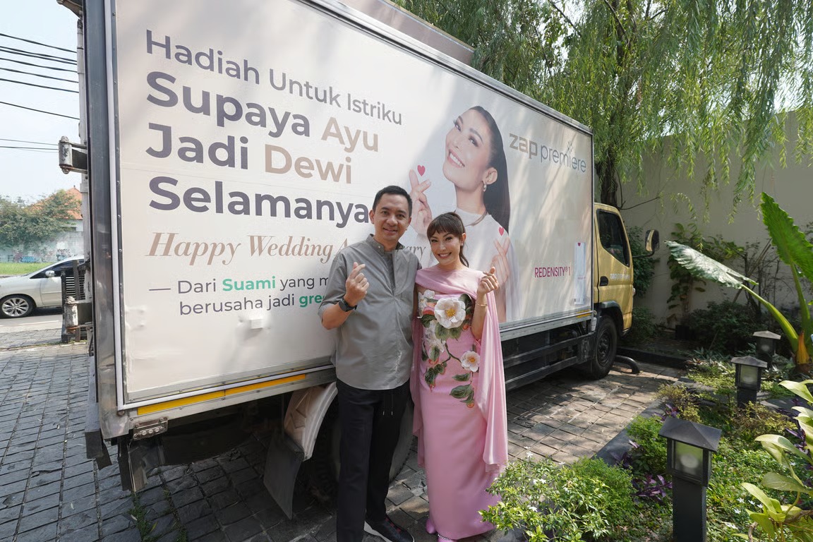 Dianggap Suami Idaman, Regi Datau Terbang Lintas Negara demi Kejutan Anniversary untuk Ayu Dewi Dianggap Suami Idaman, Regi Datau Terbang Lintas Negara demi Kejutan Anniversary untuk Ayu Dewi