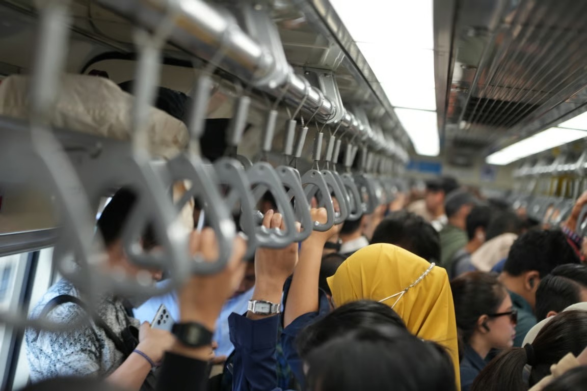 Mobilitas Komuter Bekasi–Jakarta Meningkat, LRT Jabodebek Tambah Kapasitas Pagi Hari Mobilitas Komuter Bekasi–Jakarta Meningkat, LRT Jabodebek Tambah Kapasitas Pagi Hari