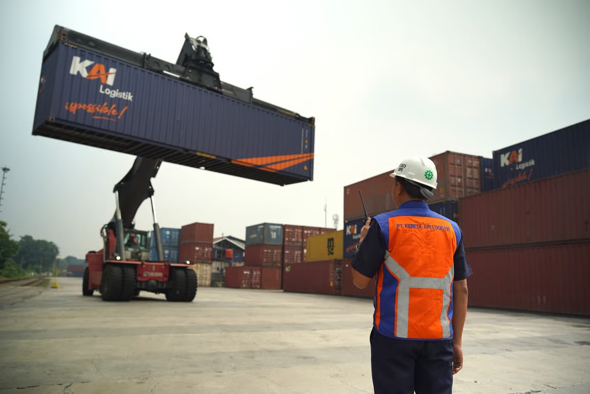 Lebih dari 1 juta Ton Barang Diangkut via Kereta Kontainer, Setara Mengurangi Pergerakan Hampir 60 Ribu Truk di Jalan Raya Lebih dari 1 juta Ton Barang Diangkut via Kereta Kontainer, Setara Mengurangi Pergerakan Hampir 60 Ribu Truk di Jalan Raya