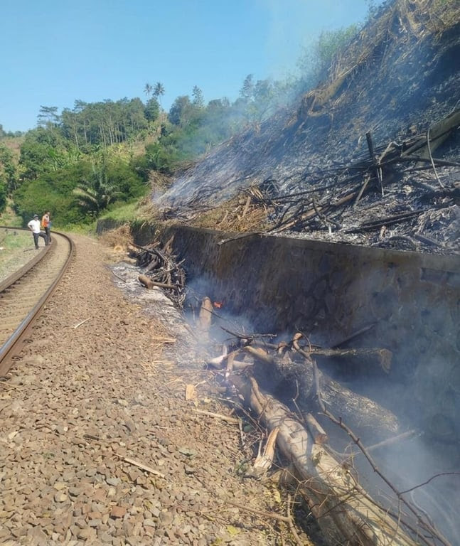 Musim Kemarau, KAI Daop 2 Bandung Himbau Masyarakat Tidak Membakar dan Membuang Sampah Sembarangan di Sekitar Jalur Rel Musim Kemarau, KAI Daop 2 Bandung Himbau Masyarakat Tidak Membakar dan Membuang Sampah Sembarangan di Sekitar Jalur Rel