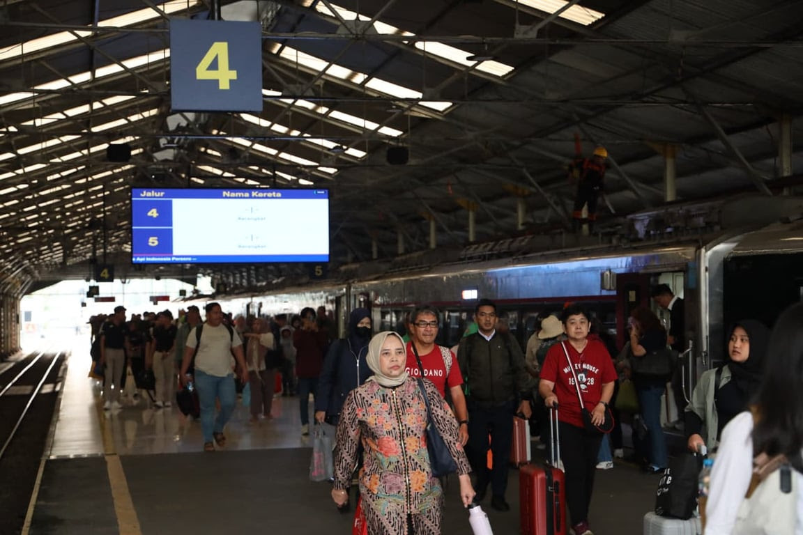 Weekend Pertama Juli 2026 Ungguli 2 Weekend Terakhir Juni 2026 Pada Periode Liburan Sekolah, Lebih dari 45 Ribu Pelanggan Gunakan KA dari Daop 2 Bandung Weekend Pertama Juli 2026 Ungguli 2 Weekend Terakhir Juni 2026 Pada Periode Liburan Sekolah, Lebih dari 45 Ribu Pelanggan Gunakan KA dari Daop 2 Bandung