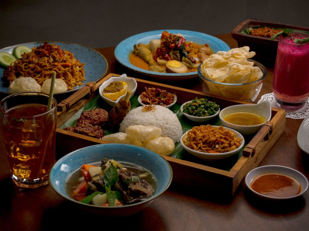 Anatomi Kuliner Seminyak: Polarisasi Tiga Stratum Ekonomi dalam Satu Koridor Jalan Anatomi Kuliner Seminyak: Polarisasi Tiga Stratum Ekonomi dalam Satu Koridor Jalan