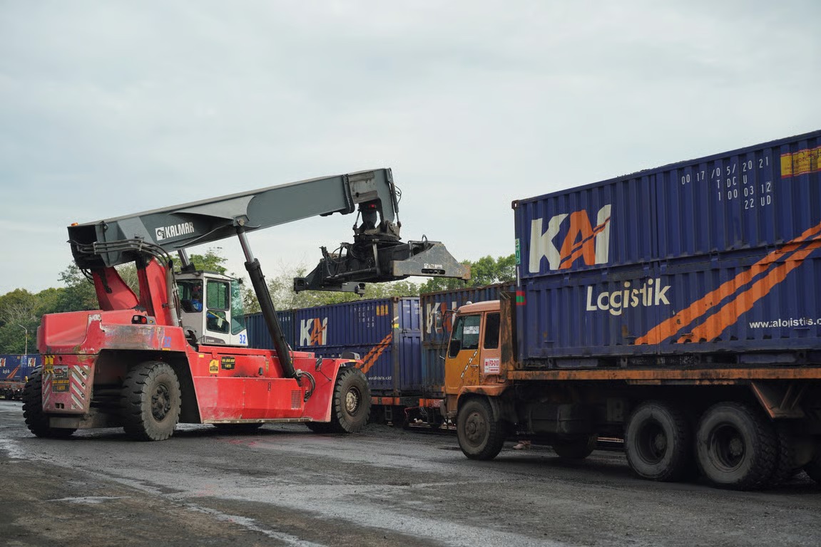 KAI Logistik Kelola 8,7 Juta Ton Angkutan Barang Sepanjang Semester I 2026 KAI Logistik Kelola 8,7 Juta Ton Angkutan Barang Sepanjang Semester I 2026