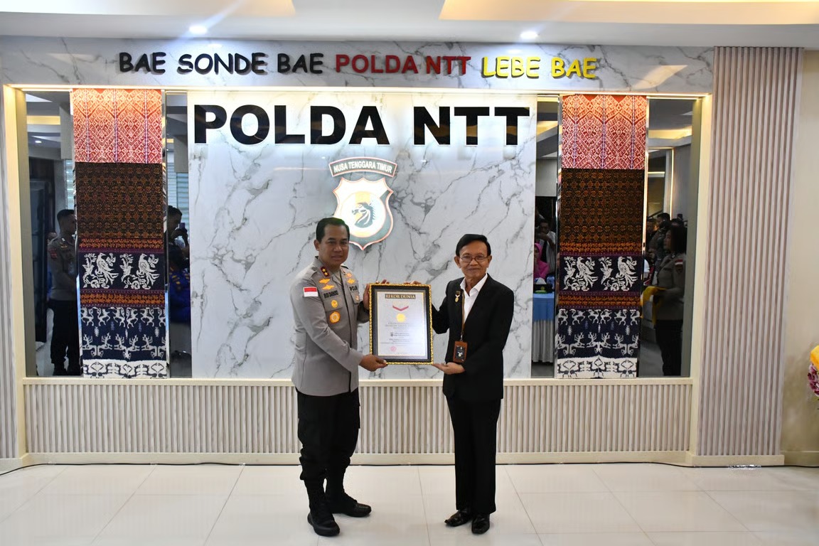 Polda NTT Pecahkan Rekor MURI, 11.663 Orang Ikut Terapi Kesehatan Mental Polda NTT Pecahkan Rekor MURI, 11.663 Orang Ikut Terapi Kesehatan Mental