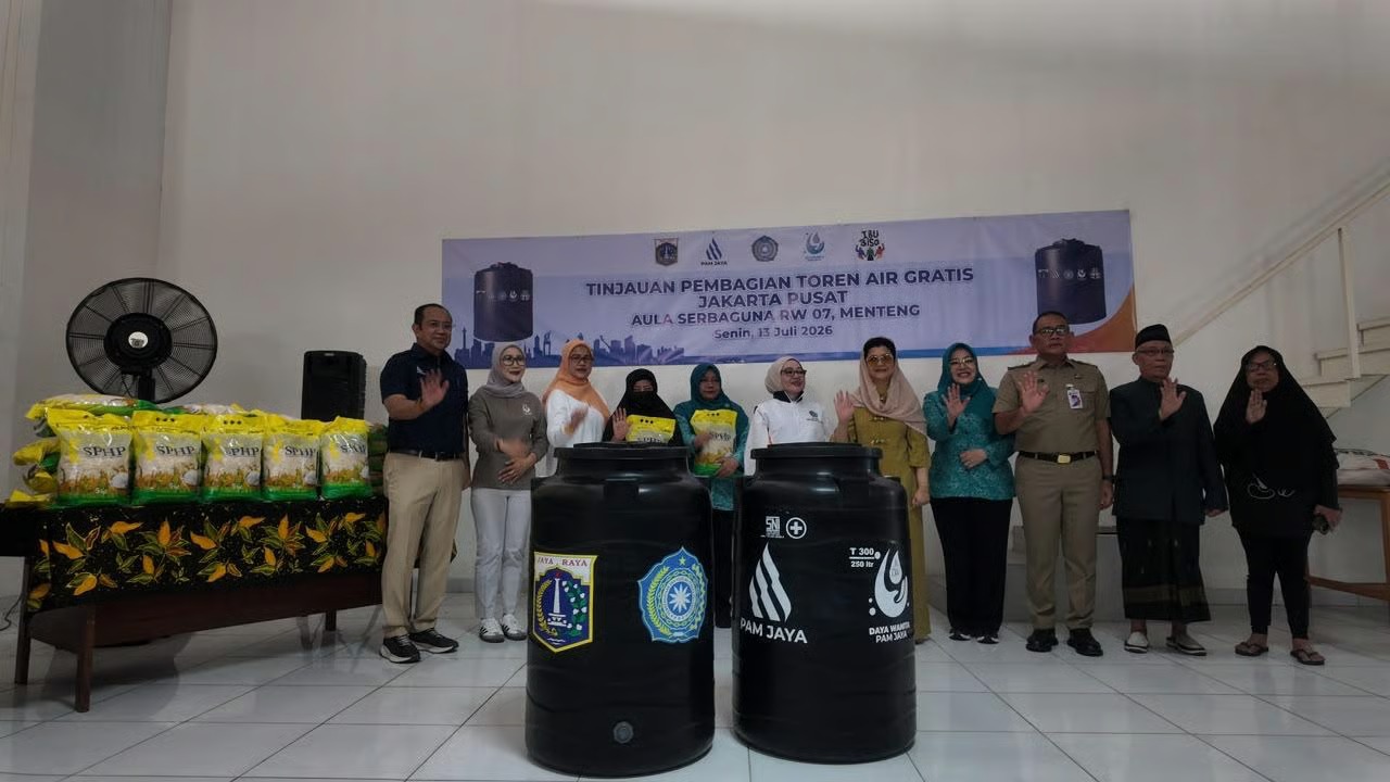 Tak Perlu Lagi Menampung Air di Ember, Warga Kini Dapatkan Toren untuk Kelola Air yang Lebih Stabil Tak Perlu Lagi Menampung Air di Ember, Warga Kini Dapatkan Toren untuk Kelola Air yang Lebih Stabil