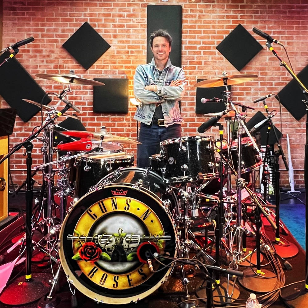 Isaac Carpenter Resmi Bergabung dengan Guns N’ Roses sebagai Drummer Baru