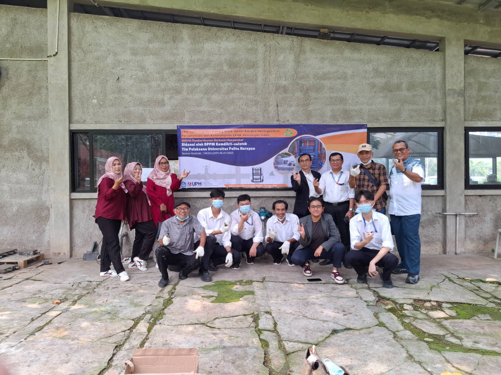 Ubah Sampah Plastik Jadi Solusi Ramah Lingkungan, UPH Hadirkan Inovasi Eco-paving block di Bencongan Indah