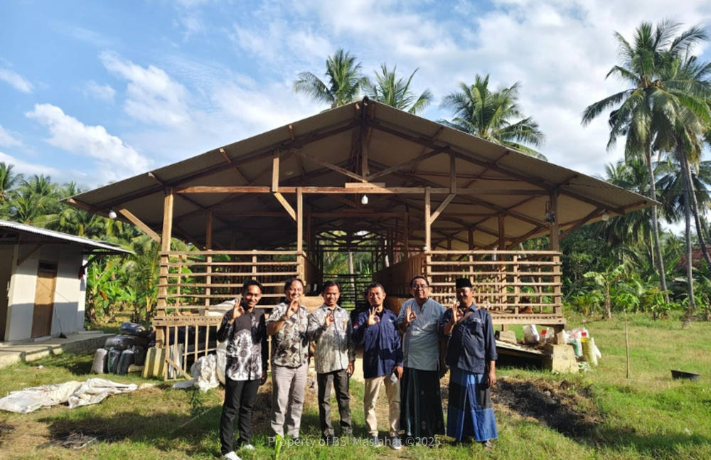 BSI Maslahat Dukung Ekonomi Pesantren Al Amien Prenduan Madura Melalui Program Pemberdayaan Peternakan Kambing 