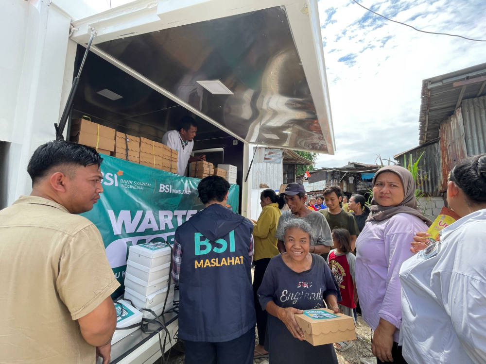 BSI Maslahat Salurkan Warteg Mobile Sedekah Makan Gratis di Kampung Sumur, Duren Sawit, Jakarta Timur